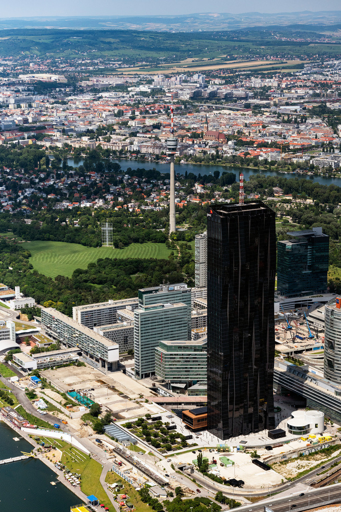 dr__0025089.jpg | WIEN 24.06.2019 Hochhaus- Ensemble mit dem DC Tower 1 von dem Französischem Architekten Dominique Perrault geplant und liegt in der Wiener Donau City in Wien in Österreich. Weiterführende Informationen bei: Dominique Perrault Architecture. // High-rise ensemble of with dem DC Tower 1 von dem Franzoesischem Architekten Dominique Perrault geplant and liegt in of Wiener Donau City in Vienna in Austria. Further information at: Dominique Perrault Architecture. Foto: Daniel Reiter