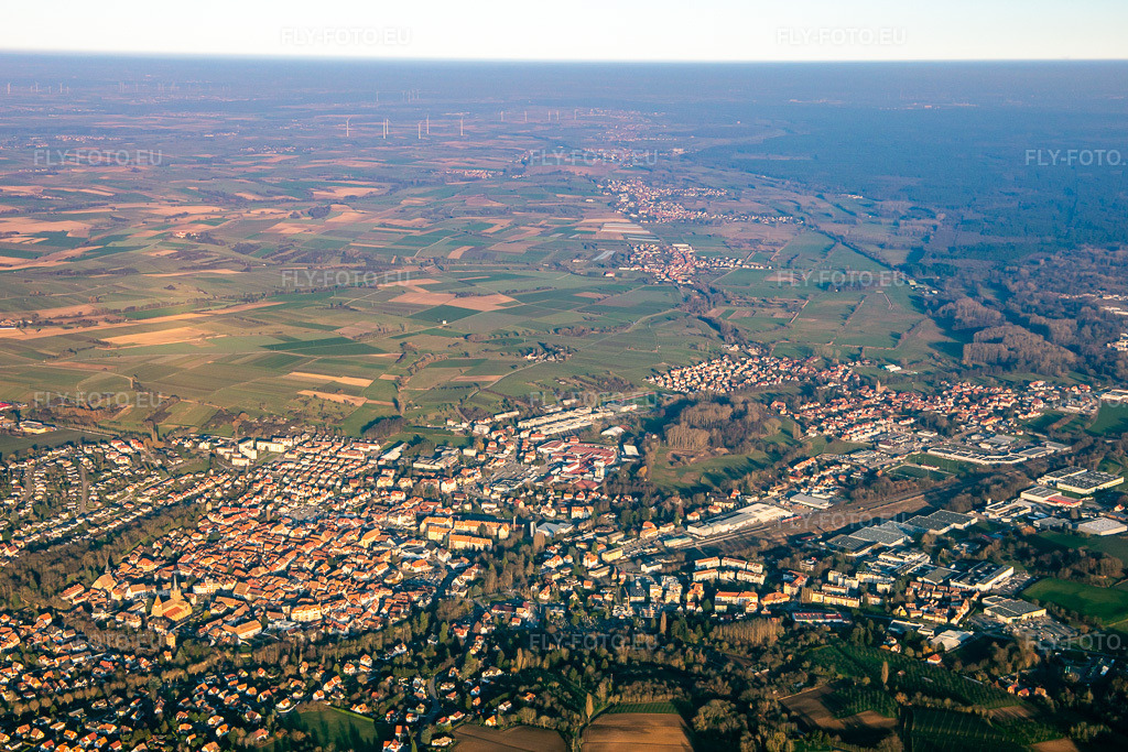 Vue aérienne: Vue de la ville depuis le sud-ouest à Wissembourg dans le département Bas Rhin, France. Photo: IMG_135932.jpg prise le 13/02/2023 par Werner Riehm/FLY-FOTO.eu – Résolution de l'original: 5333 x 3555 px
