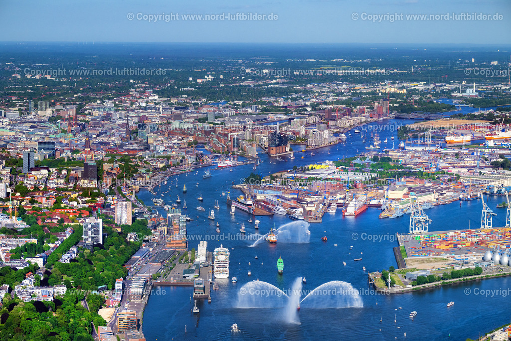 Hamburg_Hafengeburtstag_Elbphilharmonie_Einlaufparade_ELS_7852110525 | HAMBURG 09.05.2025 Auslaufparade Hamburger Hafengeburtstag in Hamburg, Deutschland. // Parade Harbor Birthday in Hamburg Germany. Foto: Martin Elsen