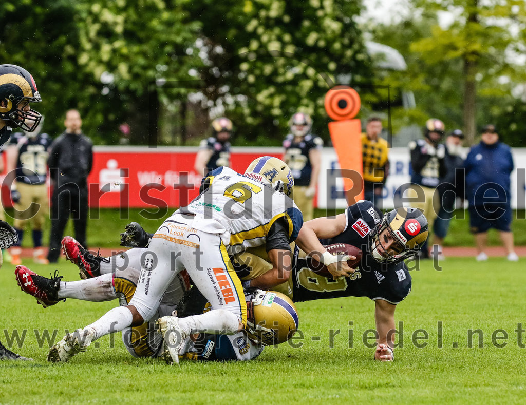 2022-05-29_066_Erding_Bulls_gegen_Nuernberg_Rams | Erding, Deutschland, 29.05.2022:
Fußball, Regionalliga 2022, 5. Spieltag, Erding Bulls gegen Nürnberg Rams, Endergebnis: 10:16

Evidanio Quinones III (Erding Bulls, #6), Andreas Heller (Erding Bulls, #83)

Foto: Christian Riedel / fotografie-riedel.net