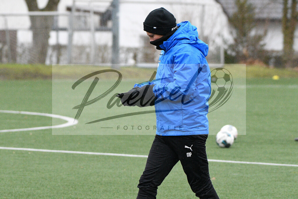 20200213_TRAOSN_0032 | Fussball, Herren: Co-Trainer Merlin Polzin (VfL Osnabrueck) schaut waehrend der Trainingseinheit des VfL Osnabrueck im Sportpark Illoshoehe am 13.02.2020 in Osnabrueck, Deutschland. - Realisiert mit Pictrs.com