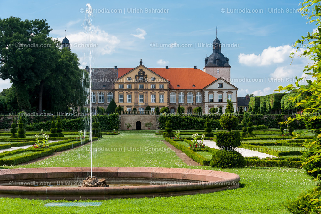 10049-1682 - Schloß Hundisburg | Stockfoto und Bilderpool mit Bildmaterial aus Deutschland, dem Harz, Halberstadt, Quedlinburg, Wernigerode und weltweit. Qualitativ hochwertige und professionelle Fotos anschauen und kaufen. - Realisiert mit Pictrs.com