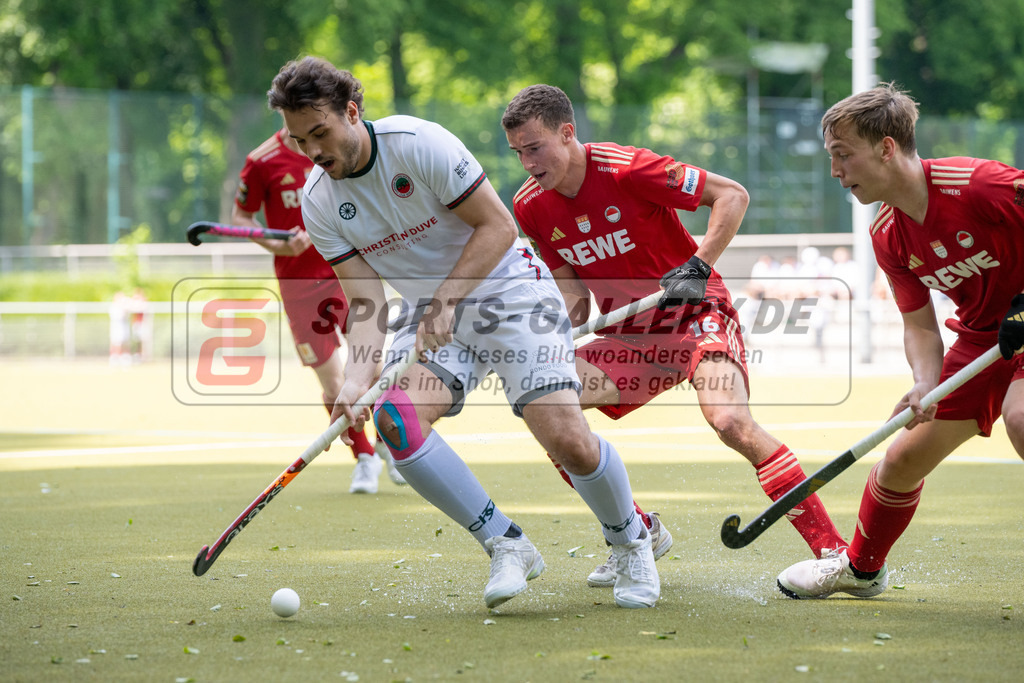 SFE_20240511_0059 | Krefeld, Deutschland, 11.05.2024: Masi Pfandt (Crefelder HTC) Antheus Barry (Rot-Weiss Köln) in Aktion waehrend des Spiels der Feldhockey 1. Bundesliga Herren zwischen Crefelder HTC - Rot Weiss Köln im Gerd-Wellen-Hockeyanlage am 11.05.2024 in Krefeld, Deutschland. (Foto von Stephan Fehrmann)

Krefeld, Germany, 11.05.2024: Masi Pfandt (Crefelder HTC) Antheus Barry (Rot-Weiss Köln) in action during the game of Feldhockey 1. Bundesliga Herren between Crefelder HTC - Rot Weiss Köln in Gerd-Wellen-Hockeyanlage at 11.05.2024 in Krefeld, Deutschland. (Foto from Stephan Fehrmann)