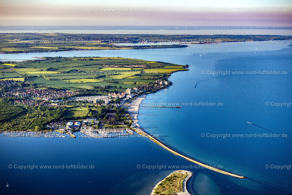 Grossenbrode_ELS_8767030622 | GROßENBRODE 03.06.2022 Yachthafen mit Sportboot- Anlegestellen und Bootsliegeplätzen auf der Halbinsel Wagrien am Uferbereich Großenbroder Binnensee in Großenbrode im Bundesland Schleswig-Holstein, Deutschland. // Pleasure boat marina with docks and moorings on the shore area Grossenbroder Binnensee in Grossenbrode in the state Schleswig-Holstein, Germany. Foto: Martin Elsen
