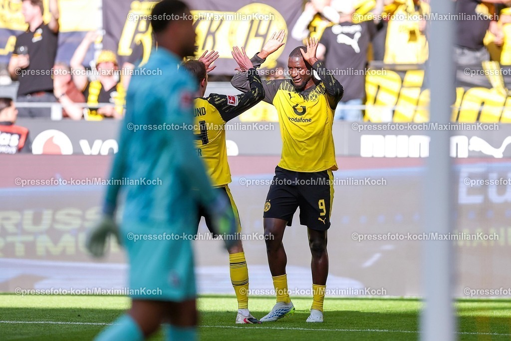 BVB26042601018 | 26.04.2026, Fußball, Borussia Dortmund - SC Freiburg, 1. Fußball Bundesliga, 31. Spieltag, Signal Iduna Park, Saison 2025 2026: Torjubel nach dem Tor zum 2:0 durch Torschütze Serhou Guirassy&nbsp;(BVB #09)  zusammen mit   DFB regulations prohibit any use of photographs as image sequences and or quasi-video.