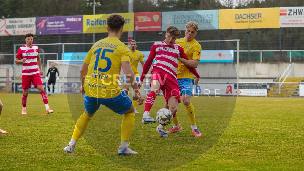 Fußball, Herren, Saison 2025/2026, Regionalliga Nordost, 26. Spieltag, FSV 63 Luckenwalde vs. Greifswalder FC, Samstag 14.03.2026, Werner-Seelenbinder-Stadion Luckenwalde, | Fußball, Herren, Saison 2025/2026, Regionalliga Nordost, 26. Spieltag, FSV 63 Luckenwalde vs. Greifswalder FC, Samstag 14.03.2026, Werner-Seelenbinder-Stadion Luckenwalde, Im Bild: Tristan Wagner (l. Greifswald) und Jonas Kühn (r. Luckenwalde) - Realisiert mit Pictrs.com