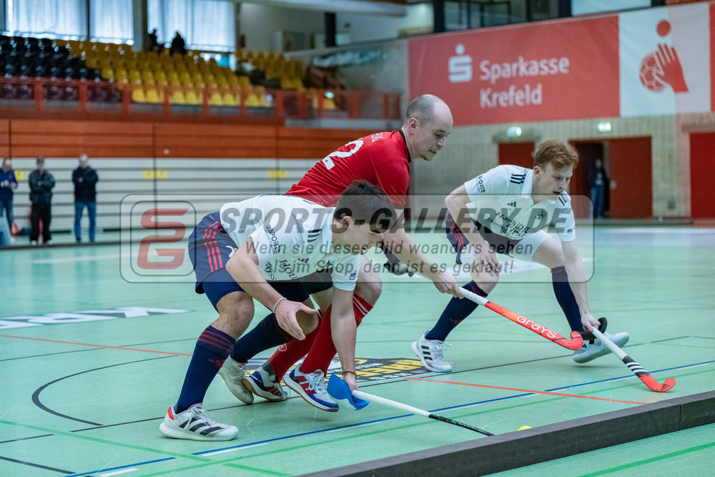 HK_20231217_107625 | 1. Bundesliga Herren Crefelder HC - Düsseldorfer HC  am 17.12.2023 Sporthalle Glockenspitz, Krefeld , Nicolás Kobryn Melgare Jo ( Düsseldorfer HC #21 ) , Ehling Jonathan ( Crefelder HTC #22 ) , Stollarz Julius ( Düsseldorfer HC #18 )