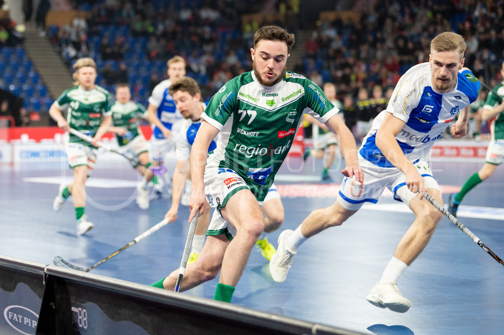 SV Wiler-Ersigen vs GC Unihockey - 23. April 2022 | SV Wiler-Ersigen vs GC Unihockey
Stimo Arena, Kloten
#77 Deny Känzig (SV Wiler-Ersigen) gegen #8 Moritz Mock (GC Unihockey).
Bild: Sportfotografie Markus Aeschimann | www.markus-aeschimann.ch - Realisiert mit Pictrs.com