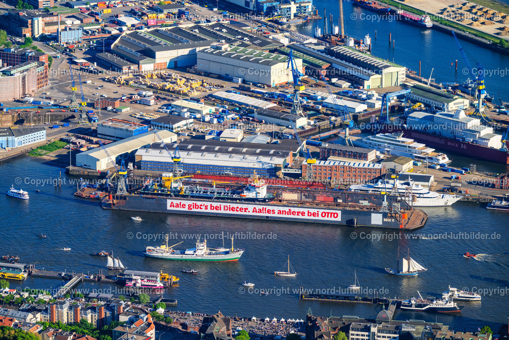 Hamburg_Blohm_und_Voss_Dockwerbung_Aale_Dieter_ELS_8034110525 | HAMBURG 11.05.2025 Großflächenwerbung am Spezialschiff LNG Tankschiff auf dem Blohm und Voss Tockendock Dock 11 Elbe in Hamburg. Weiterführende Informationen bei: Blohm+Voss B.V. & Co. KG,  Otto (GmbH & Co KG). // Large-format advertising on the special LNG tanker at the Blohm and Voss Dry Dock Dock 11 Elbe in Hamburg. Further information at: Blohm+Voss B.V. & Co. KG,  Otto (GmbH & Co KG). Foto: Martin Elsen