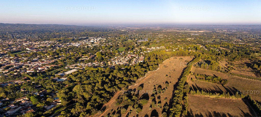 Vue aérienne: La plaine de Crau à le quartier Partie Nord Est in Saint-Rémy-de-Provence dans le département Bouches du Rhône, France. Photo: IMG_129611-Pano.jpg prise le 23/09/2021 par Werner Riehm/FLY-FOTO.eu – Résolution de l'original: 8095 x 3648 px
