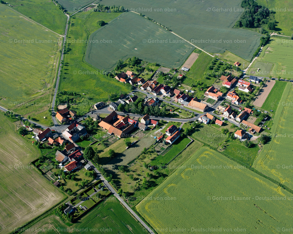 2634591 | SCHWOBFELD 09.06.2006 Landwirtschaftliche Nutzflächen und Feldgrenzen  umsäumen das Siedlungsgebiet des Dorfes in Schwobfeld im Bundesland Thüringen, Deutschland // Agricultural land and field boundaries surround the settlement area of the village  in Schwobfeld in the state Thuringia, Germany Foto: Gerhard Launer