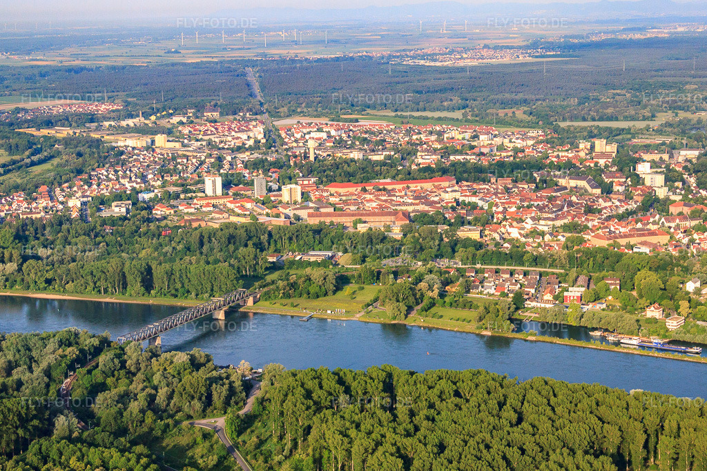 Luftbild: Eisenbahnbrücke über den Rhein in Germersheim im Bundesland Rheinland-Pfalz in Deutschland. Foto: IMG_64895.jpg vom 18.05.2014 durch Werner Riehm/FLY-FOTO.de