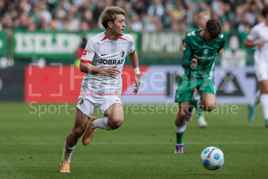 Fussball, Bundesliga, SV Werder Bremen - SC Freiburg | v.li.: Ritsu Doan (SC Freiburg, 42) am Ball, Einzelbild, Ganzkörper, Aktion, Action, Spielszene, DIE DFL-RICHTLINIEN UNTERSAGEN JEGLICHE NUTZUNG VON FOTOS ALS SEQUENZBILDER UND/ODER VIDEOÄHNLICHE FOTOSTRECKEN. DFL REGULATIONS PROHIBIT ANY USE OF PHOTOGRAPHS AS IMAGE SEQUENCES AND/OR QUASI-VIDEO.