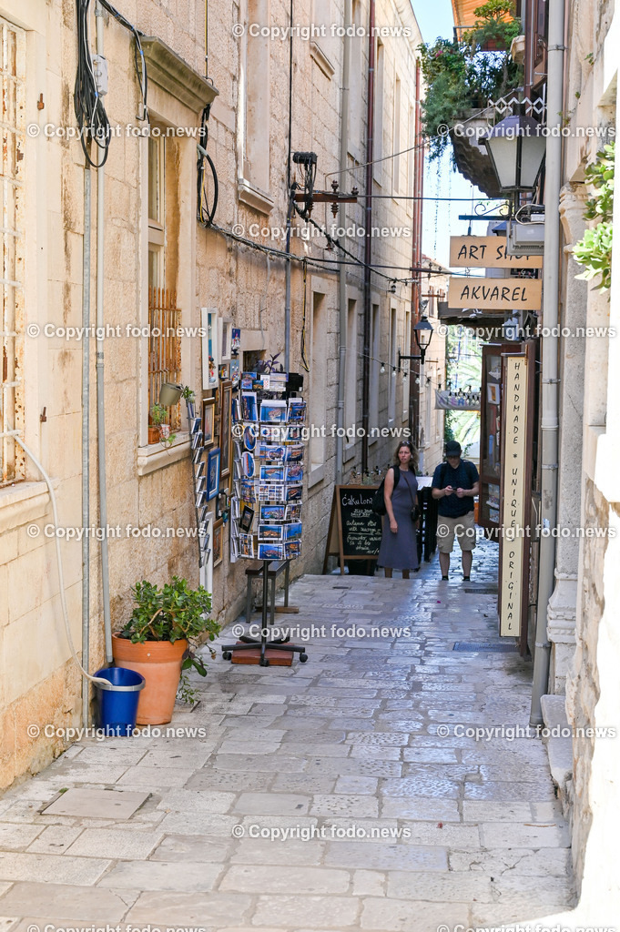 Kroatien_ Korcula_ Insel in Sueddalmatien_ Korcula Stadt_ 13.09.2024-161 | 13.09.2024, Kroatien, HRV, Korcula, Insel in Sueddalmatien, Korcula Stadt im Bild Hafen, Hafenansichten, Boot, Boote, Schiff, Schiffe, Gebauede, Adria, Meer, Stadtansichten, Altstadt, Marco Polo, Museum, Touristen, Souvenier, Restaurant, KonobaKorcula - Schwarzes Korfu - benannt nach den dunklen Kiefernwaeldern, ist eine zu Kroatien gehoerende Insel in der Adria vor der Kueste Sueddalmatiens. Zugleich ist sie Teil des Dinarischen Gebirges. Quelle: Wikipedia