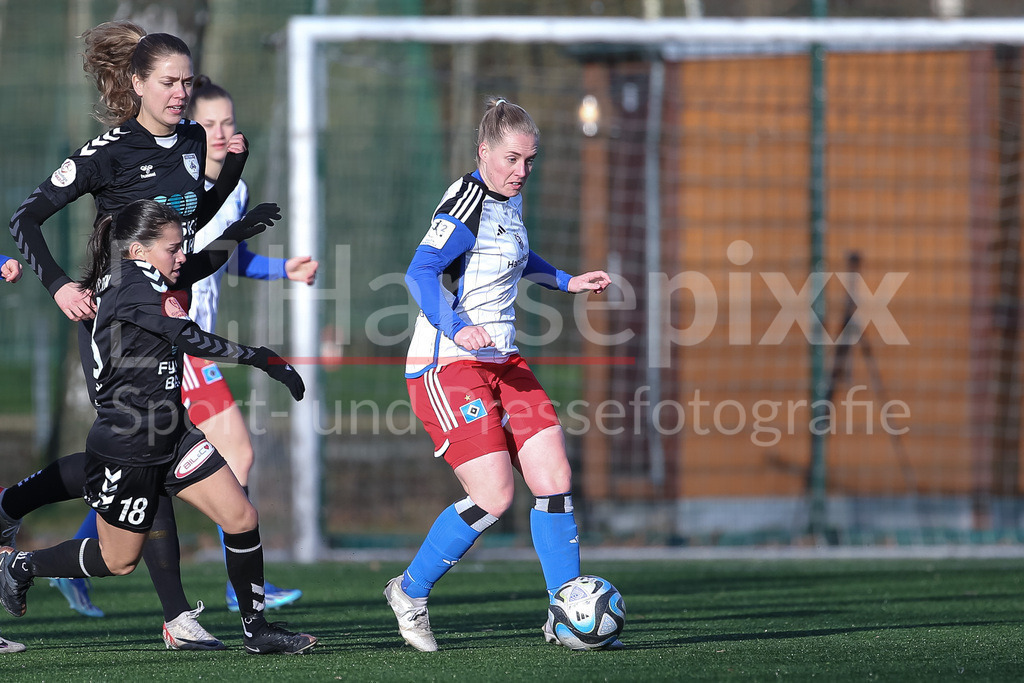 Fussball, Testspiel Frauen, Hamburger SV - Kolding IF | v.li.: Sarah Stöckmann (Hamburger SV, 22) am Ball, Einzelbild, Ganzkörper, Aktion, Action, Spielszene
