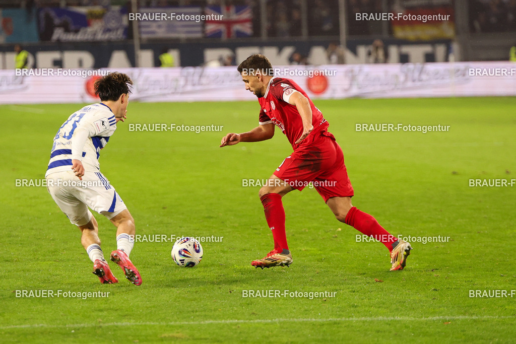 MSV Duisburg - Rot-Weiss Essen  | Duisburg, Deutschland, 26.10.2025 Jan-Simon Symalla (MSV Duisburg) und Ahmet Arslan  (Rot-Weiss Essen) im Kampf um den Ball während des 3.Liga Spiels zwischen MSV Duisburg und Rot-Weiss Essen in der Schauinsland-Reisen-Arena am 26.10.2025 in Duisburg (Foto von Timo Bluhmki-Schmidt/ Brauer Fotoagentur
