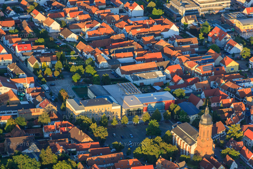 Luftbild: renovierte Stadthalle am Marktplatz in Kandel im Bundesland Rheinland-Pfalz in Deutschland. Foto: IMG_51150.jpg vom 22.07.2012 durch Werner Riehm/FLY-FOTO.de