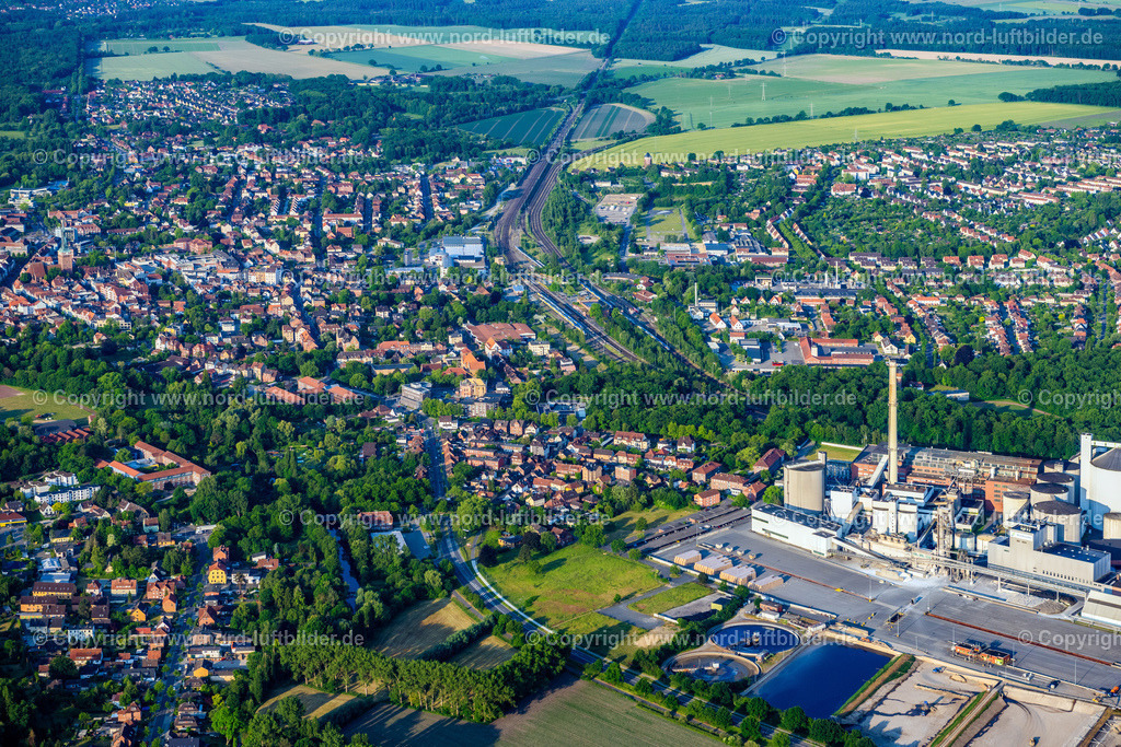 Uelzen_Hafen_Gewerbegebiet_Ilmenau_ELS_3387050623 | UELZEN 05.06.2023 Industrie- und Gewerbegebiet am Fluss der Ilmenau an der Bremer Straße in Uelzen im Bundesland Niedersachsen, Deutschland. // Industrial and commercial area on Fluss of Ilmenau on street Bremer Strasse in Uelzen in the state Lower Saxony, Germany. Foto: Martin Elsen