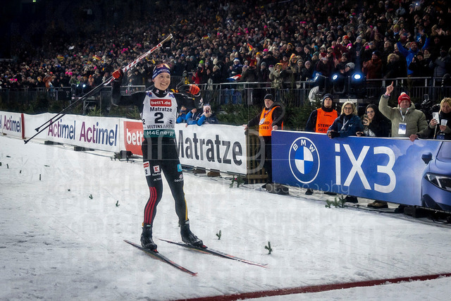 bett1.de WTC Biathlon auf Schalke, 28.12.2025 | Die Gewinner der World Team Challenge: Justus Strelow (Team Deutschland 1) und Janina Hettich-Walz (Team Deutschland 1) bei der World Team Challenge (bett1.de WTC Biathlon auf Schalke) am 28.12.2025 in der Veltins-Arena in Gelsenkirchen (Deutschland). 