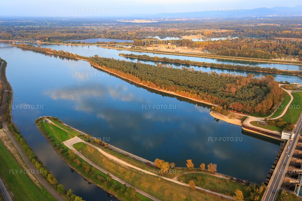 Vue aérienne: Écluse d'Iffezheim sur le Rhin avec pont vers la France à Beinheim dans le département Bas Rhin, France. Photo: IMG_074410.jpg prise le 04/10/2014 par Werner Riehm/FLY-FOTO.euRésolution de l'original: 5472 x 3648 pxWWW.WSA-OBERRHEIN.WSV.DE