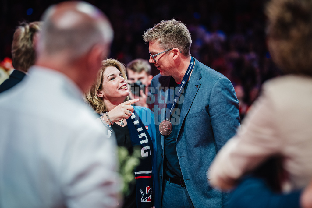 Volleyball | Herren | Saison 2024/2025 | 1. Volleyball Bundesliga Männer | Finale | BERLIN RECYCLING Volleys vs. SVG Lüneburg | 03.05.2025 | v.l. Claudia Kalisch (Oberbürgermeisterin Lüneburg) und Trainer Stefan Hübner (SVG Lüneburg)