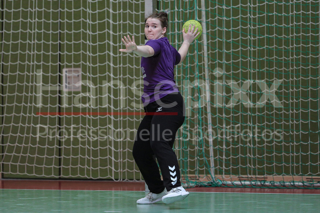 Handball, 2. Bundesliga Frauen, Training SV Werder Bremen | v.li.: Leonie Schumacher (Torhüterin, Torwart, SV Werder Bremen, 12) am Ball, Spielszene, Aktion, Action