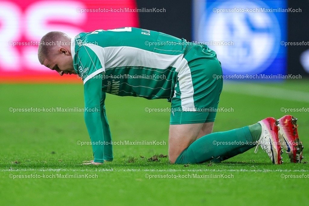 S0426092501112 | 25.09.2025, Fußball, FC Schalke 04 - SpVgg Greuther Fürth, 7.Spieltag, 2. Fußball Bundesliga, Veltins-Arena Gelsenkirchen, Saison 2025 2026: Brynjar Ingi Bjarnason&nbsp;(Greuther Fürth #25) enttäuscht auf dem Boden Enttäuschung DFB regulations prohibit any use of photographs as image sequences and or quasi-video.