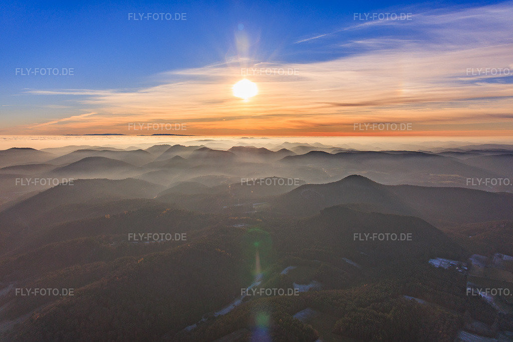 Luftbild: Blick zum Schwarzwald über den Pflzerwald und die Rheinebene in Wolken in Bobenthal im Bundesland Rheinland-Pfalz in Deutschland. Foto: IMG_151796.jpg vom 22.11.2025 durch Werner Riehm/FLY-FOTO.de