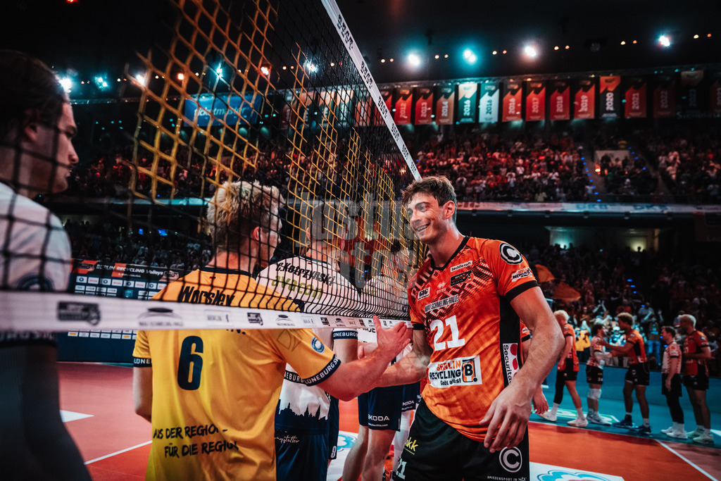 Volleyball | Herren | Saison 2024/2025 | 1. Volleyball Bundesliga Männer | Finale | BERLIN RECYCLING Volleys vs. SVG Lüneburg | 03.05.2025 | Shake Hands nach dem Spiel v.l. Gage Thomas Worsley (#6, SVG Lüneburg) und Tobias Krick (#21, Berlin Recycling Volleys)