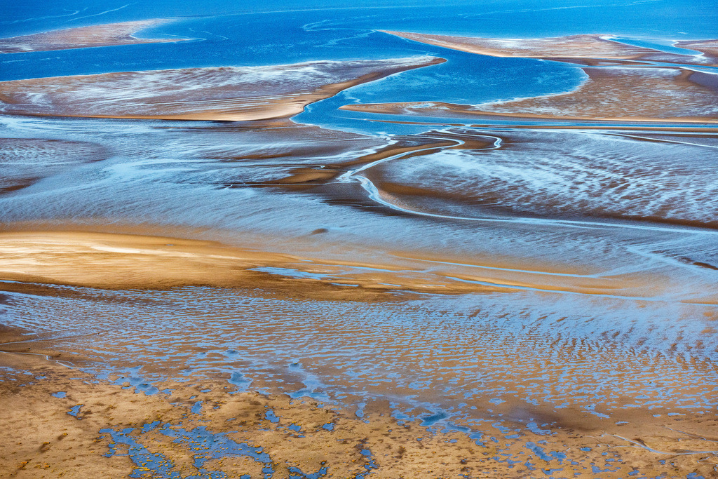 dr__0057081.jpg | SANKT PETER-ORDING 18.09.2020 Sandbank- Landfläche in der Meeres- Wasseroberfläche - welche Mäander ausbilden - in der Nordsee in Hedwigenkoog im Bundesland Schleswig-Holstein. // Sandbank- forest area in the sea water surface of North Sea in Hedwigenkoog in the state Schleswig-Holstein. Foto: Daniel Reiter