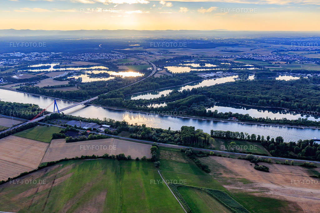 Luftbild: Autobahnbrücke der A61 über den Rhein nördlich von Speyer in Hockenheim im Bundesland Baden-Württemberg in Deutschland. Foto: IMG_109341.jpg vom 30.07.2018 durch Werner Riehm/FLY-FOTO.de