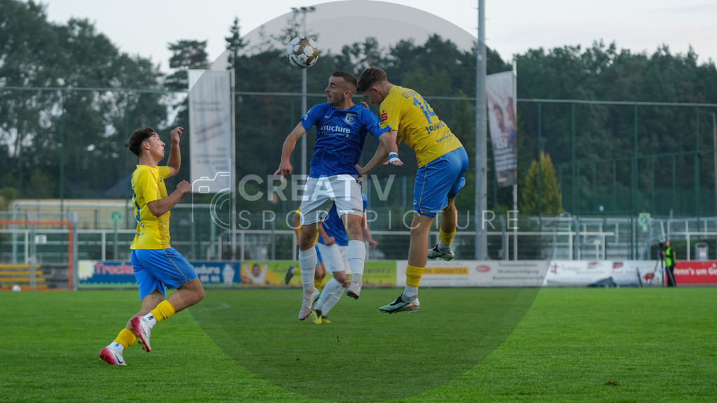 Fußball, Herren, Saison 2025/2026, Regionalliga Nordost, 6. Spieltag, FSV 63 Luckenwalde vs. VSG Altglienicke, Freitag 28.08.2025, Werner-Seelenbinder-Stadion Luckenwalde | Fußball, Herren, Saison 2025/2026, Regionalliga Nordost, 6. Spieltag, FSV 63 Luckenwalde vs. VSG Altglienicke, Freitag 28.08.2025, Werner-Seelenbinder-Stadion Luckenwalde, Im Bild: v.l. Len Neumann (Luckenwalde), Domenik Schickersinski (Altglienicke) und Sofiene Jannene (Luckenwalde) - Realisiert mit Pictrs.com