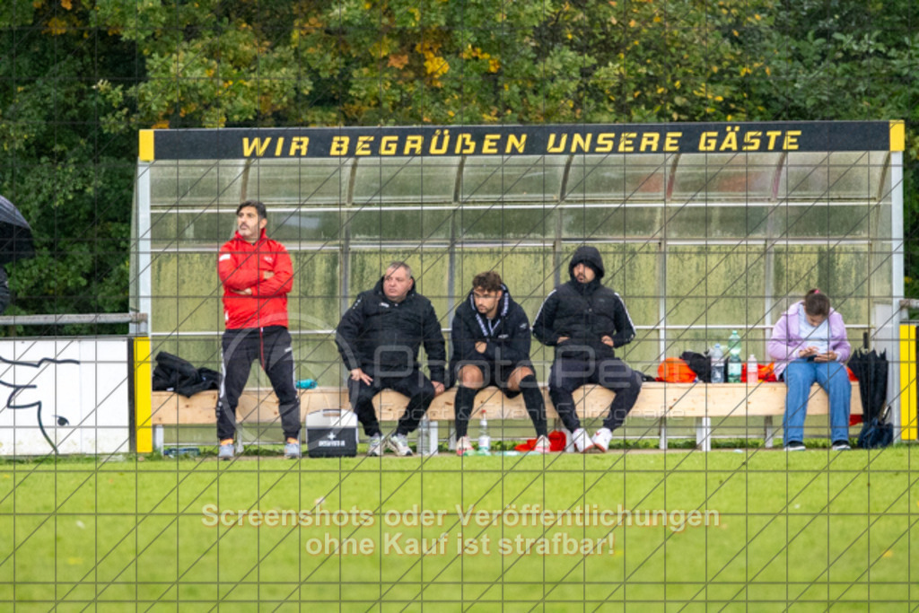 20251005_145137_0443 | #,TSV Ottenbach (gelb) vs. TV Birenbach (rot), Fussball, Kreisliga B8, Bezirk Neckar/Fils, 07. Spieltag, Saison 2025/2026, Rasenplatz, Rasensportplatz, Im Buchs, 73113 Ottenbach, 05.10.2025 - 13:00 Uhr,Foto: PhotoPeet-Sportfotografie/Peter Harich