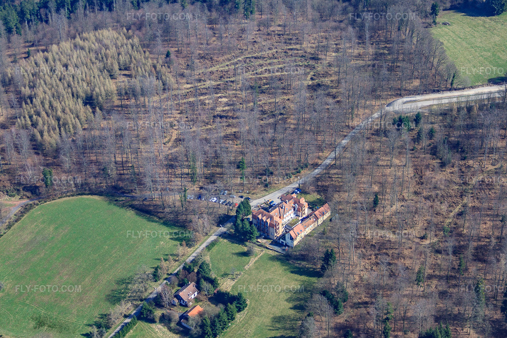 Aerial view: Logis Hôtel Notre-Dame de Bonne Fontaine in Danne-et-Quatre-Vents in the state Moselle, France. – Photo: IMG_38530.jpg taken on 03/20/2011 by Werner Riehm/FLY-FOTO.com – Resolution of the original: 4115 x 2744 px – Logis Hôtel Notre-Dame de Bonne Fontaine, Hôtel Logis Hôtels DANNE ET QUATRE VENTS, séjour Lorraine