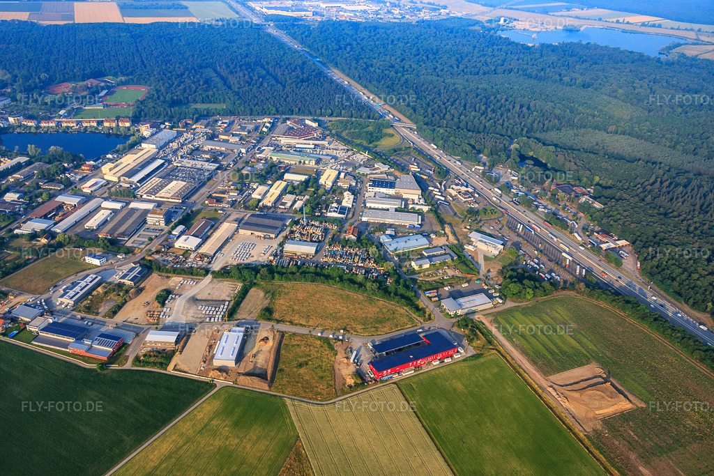 Luftbild: Industriegebiet Im an der A5 mit Tank und Apparate Barth GmbH, VG Transporte GmbH, mein solar strom GmbH, RONAL Bathrooms GmbH und Christian Bauer Kfz-Meisterbetrieb in Forst im Bundesland Baden-Württemberg in Deutschland.Foto: IMG_080479.jpg vom 12.06.2015 durch Werner Riehm/FLY-FOTO.deGrößter Gebrauchttankbestand Deutschlands-Tank und Apparate Barth GmbHVG Transporte in Forst (Baden): Internationale LKW SpeditionPhotovoltaik, Speicher, Wallbox ✓ meinsolarstrom.deWWW.RONALBATHROOMS.COMChristian Bauer KFZ