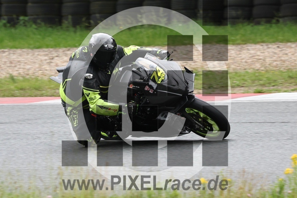 0174-20240604_34268 | Schöne Erinnerungen an spannende Momente - das festzuhalten ist unser Job. PIXELrace.de ist seit 2003 auf den Rennstrecken Europas unterwegs um die Action draußen beim Fahren und die wunderbare Stimmung imm Fahrerlager für euch einzufangen.