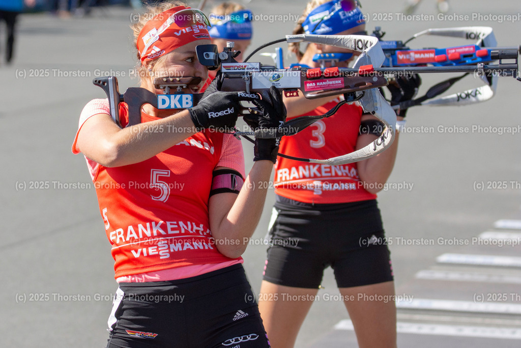 Deutsche Meisterschaften Biathlon 2018 | Deutsche Meisterschaften Biathlon 2018, Massenstart Frauen am 15.09.2018 in der DKB SKI ARENA in Oberhof, (Deutschland)

Bild: Franziska Preuss vom SC Haag / Zoll (3),
Luise Kummer vom SV Frankenhain / BwO (5) - Realisiert mit Pictrs.com