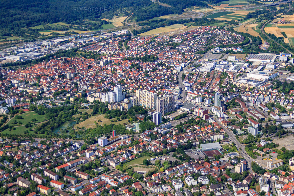 Luftbild: Stadtpark und Hochhauswohnbauten an der Leonberger Straße im Ortsteil Eltingen in Leonberg im Bundesland Baden-Württemberg in Deutschland. Foto: IMG_70066.jpg vom 06.07.2014 durch Werner Riehm/FLY-FOTO.deAuflösung des Originals: 4331 x 2888 px