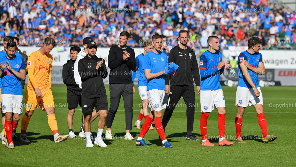 Holstein Kiel vs SC Freiburg | Holstein-Spieler nach dem Spielende und besiegeltem Abstieg / Fußball-Bundesliga Männer 2024/2025 / 33. Spieltag / Holstein Kiel vs SC Freiburg / Holstein-Stadion / Kiel / 10.05.25 - Realisiert mit Pictrs.com