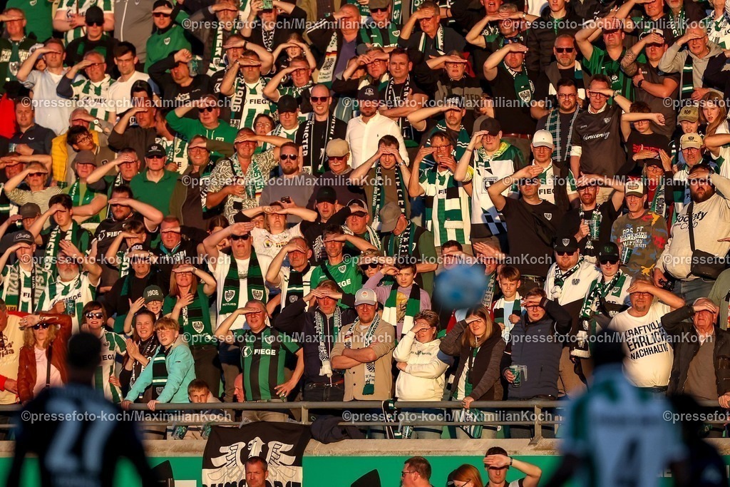 SCP09052501096 | 09.05.2025, Fußball, Preußen Münster - Hertha BSC, 2. Fußball Bundesliga, 33. Spieltag, Preußenstadion, Saison 2024 2025: Zuschauer verfolgen in der Abendsonne das Spiel DFB regulations prohibit any use of photographs as image sequences and or quasi-video.