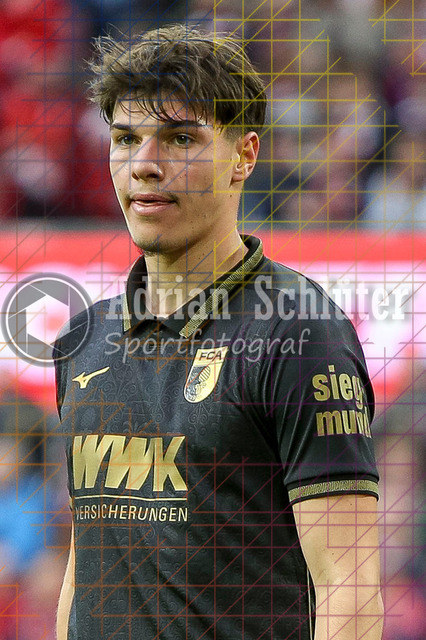 1. FC Köln vs FC Augsburg - 1. Bundesliga  | Köln, Deutschland, 18.10.25:   Mert Kömür (FC Augsburg) schaut waehrend des Spiels der 1. Bundesliga zwischen  1. FC Köln vs FC Augsburg im RheinEnergieStadion(Foto von Brauer-Fotoagentur / Adrian Schlueter)