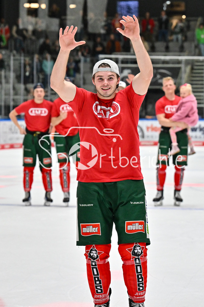 Augsburger Panther - Löwen Frankfurt | Die Spieler des AEV feiern zusammen mit den Fans den Heimsieg gegen Frankfurt / DEL: Augsburger Panther - Löwen Frankfurt, Curt Frenzel Stadiom am 11.10.2024 / D. J. BUSDEKER (Augsburger Panther #14)