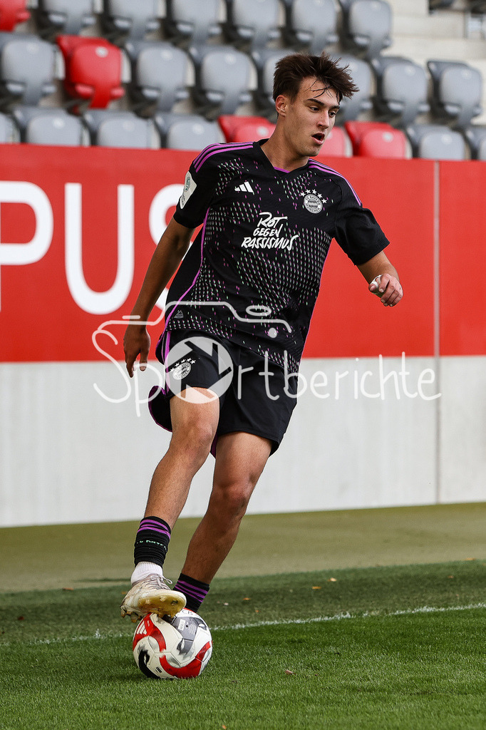 FC Bayern Muenchen U19 - 1. FC Kaiserslautern U19 | Javier FERNANDEZ GONZALEZ (FCB #8) am Ball / Freisteller / Einzelfoto
