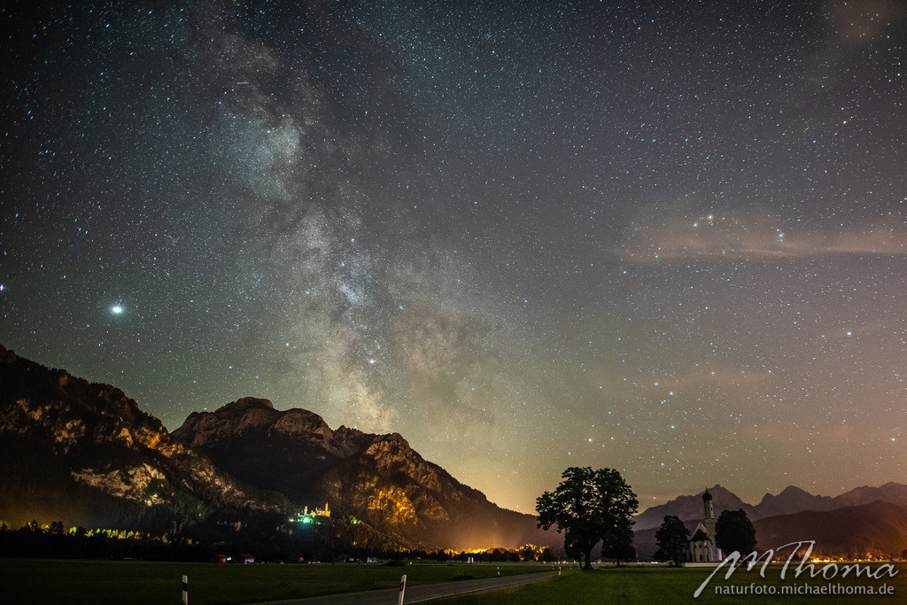 Milchstraße über den Königsschlössern | Dies ist der Online-Shop von naturfoto.michaelthoma.de. Ich bin leidenschaftlicher Naturfotograf und fotografiere von der Andromedagalaxie bis zum Zwergtaucher, von der Ameise bis zum Orionnebel alles was mit Natur zu tun hat. Hier kann eine Auswahl meine - Realisiert mit Pictrs.com