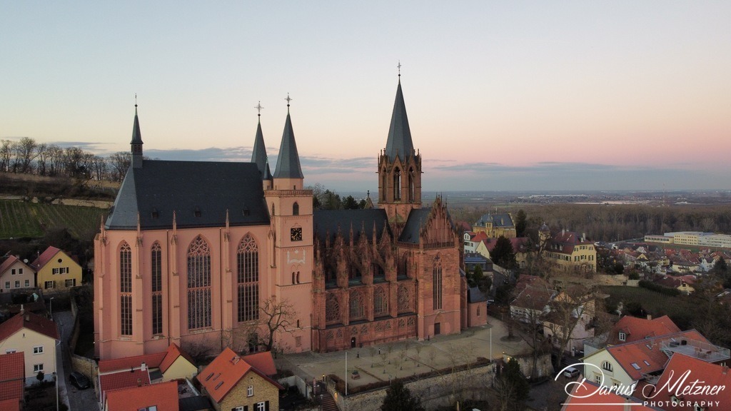 Katharinenkirche in Oppenheim | Die imposante Katharinenkirche in Oppenheim gilt als eine der bedeutendsten gotischen Kirchen am Rhein. Ihre Errichtung erfolgte in mehreren Bauabschnitten im 13., 14. und 15. Jahrhundert. Heute ist sie eine der schönsten Sehenswürdigkeiten in Rheinhessen.
