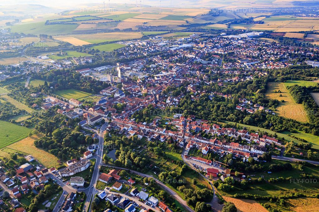 Luftbild: Breitstraße und kathol. Kirche St. Peter in Kirchheimbolanden im Bundesland Rheinland-Pfalz in Deutschland. Foto: IMG_091283.jpg vom 07.07.2016 durch Werner Riehm/FLY-FOTO.de