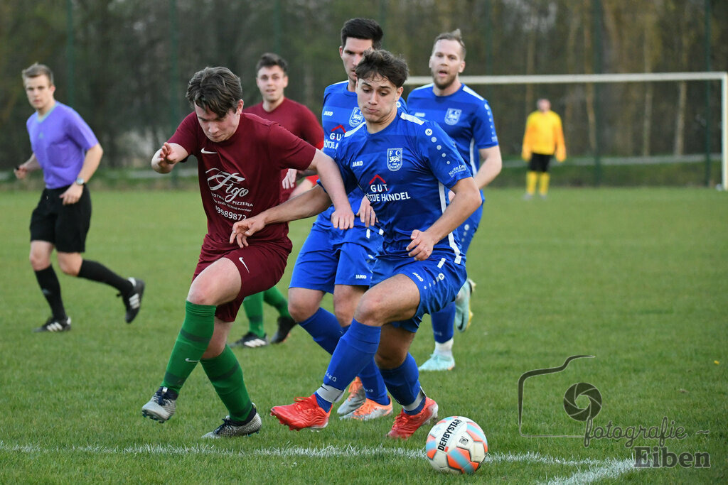 SG FriPe-FC Rastede | Herren Kreisliga; SG FriPe (rot)-FC Rastede (blau) am 21.04.2023; in Petersfehn (A-Platz), Photo: Philip Eiben 2023 - Realisiert mit Pictrs.com