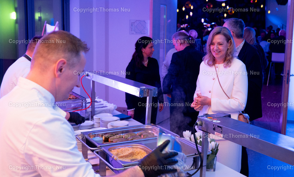 DSC_0700 | Im Parktheater Bensheim fand am 28. März 2026 die Verleihung des Eysoldt-Rings 2025 statt – eine der bedeutendsten Auszeichnungen für Schauspielkunst im deutschsprachigen Raum. Der Preis ging an Thomas Schmauser, der für seine herausragende darstellerische Leistung geehrt wurde.Im Rahmen der Veranstaltung wurde außerdem der Kurt-Hübner-Regiepreis an Fritzi Wartenberg verliehen, die für ihre besondere künstlerische Handschrift und Regiearbeit ausgezeichnet wurde.,Anschließend wurde im Bensheimer Bürgerhaus gefeiert, Bild: Thomas Neu