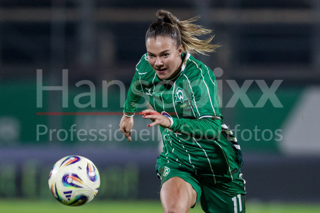Fussball, Google Pixel Frauen-Bundesliga, SV Werder Bremen - Bayer 04 Leverkusen | Maja Sternad (SV Werder Bremen, 11) am Ball, Einzelbild, Ganzkörper, Aktion, Action, Spielszene, Portrait, Nahaufnahme, Einzelfoto, Einzelbild, DIE DFB-RICHTLINIEN UNTERSAGEN JEGLICHE NUTZUNG VON FOTOS ALS SEQUENZBILDER UND/ODER VIDEOÄHNLICHE FOTOSTRECKEN. DFB REGULATIONS PROHIBIT ANY USE OF PHOTOGRAPHS AS IMAGE SEQUENCES AND/OR QUASI-VIDEO.