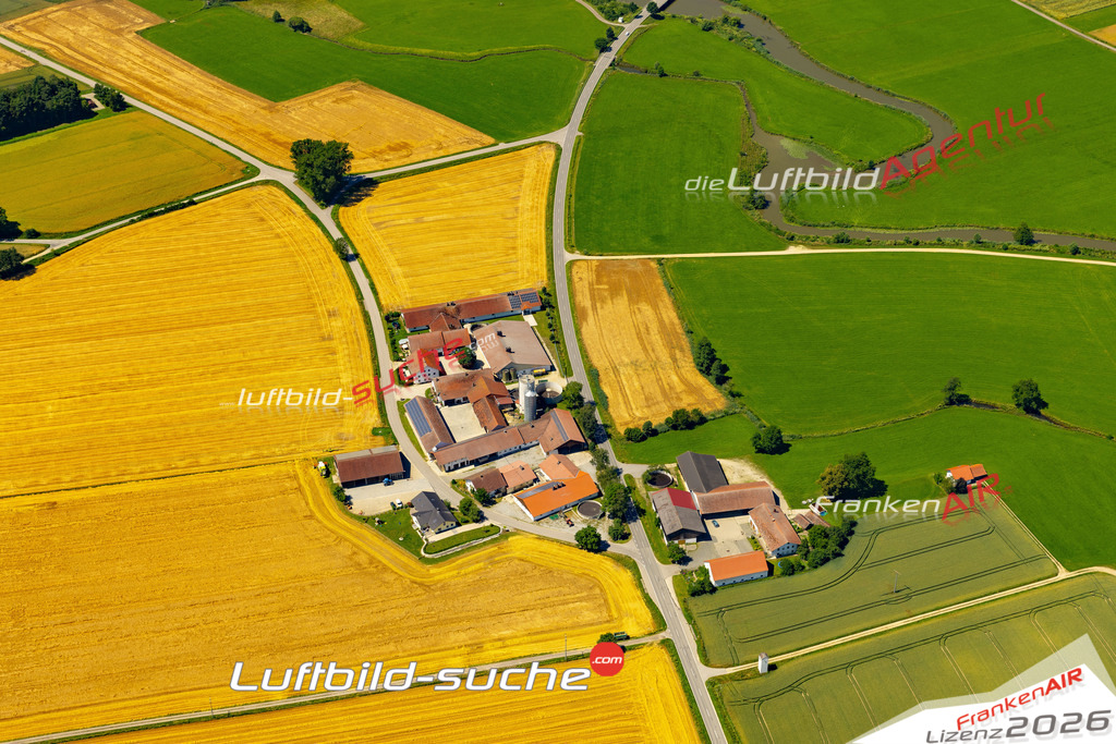 Die Luftaufnahme Engkofen - Aham wurde 2022 vom Flugzeug aus (keine Drohne) erstellt. Hohe Auflösung -für große Poster und Wandbilder geeignet - Garantiert!